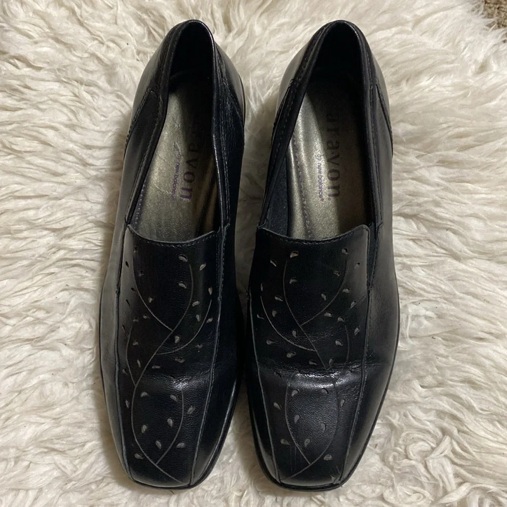 Aravon by New‎ Balance size 8 Kiley Floral Cut Out Black Leather Loafer